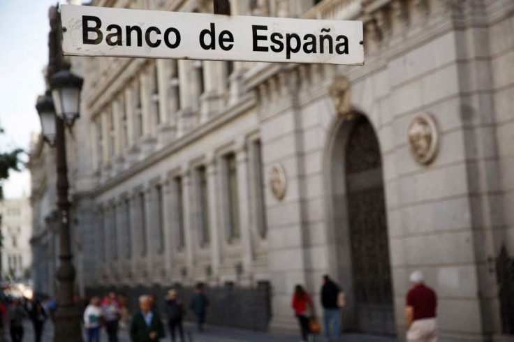 People walk past the Bank of Spain in central Madrid October 23, 2014. 