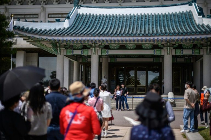 Thousands of South Koreans poured into the presidential Blue House in leafy northern Seoul