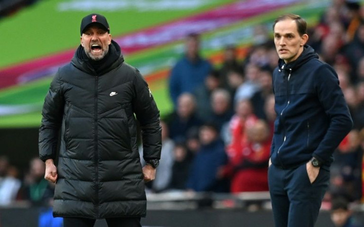 Chelsea boss Thomas Tuchel (R) watches as Liverpool manager Jurgen Klopp shouts at his players