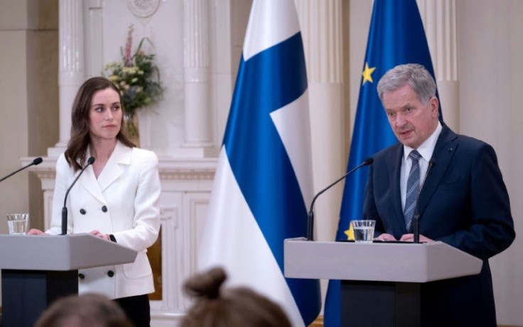 Finnish President Sauli Niinisto (R) and Prime Minister Sanna Marin announcing the country's NATO bid
