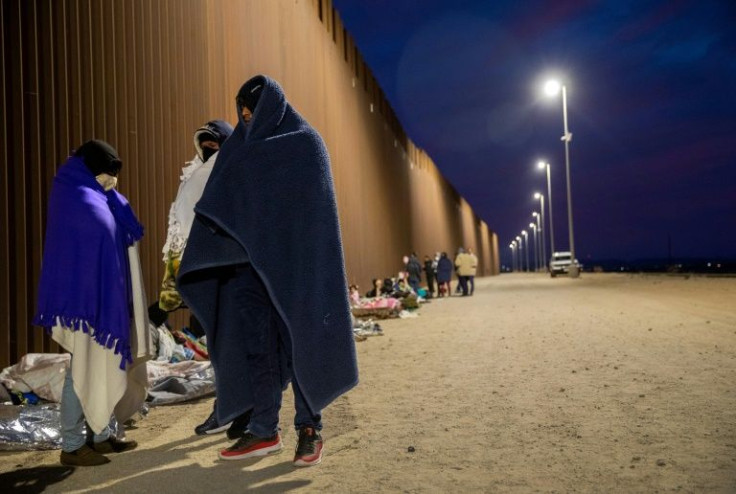 Cuban migrants picture in December 2021 in Arizona at the border between the United States and Mexico