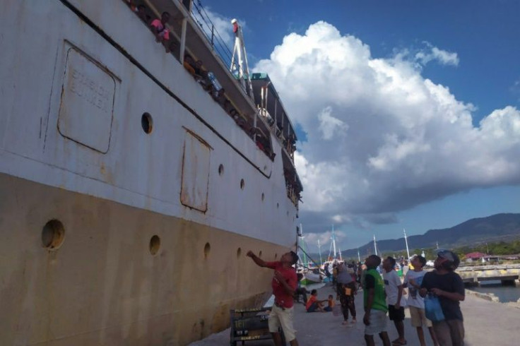 KM Sirimau, with 784 passengers and 55 crew members on board, was dislodged from shallow waters