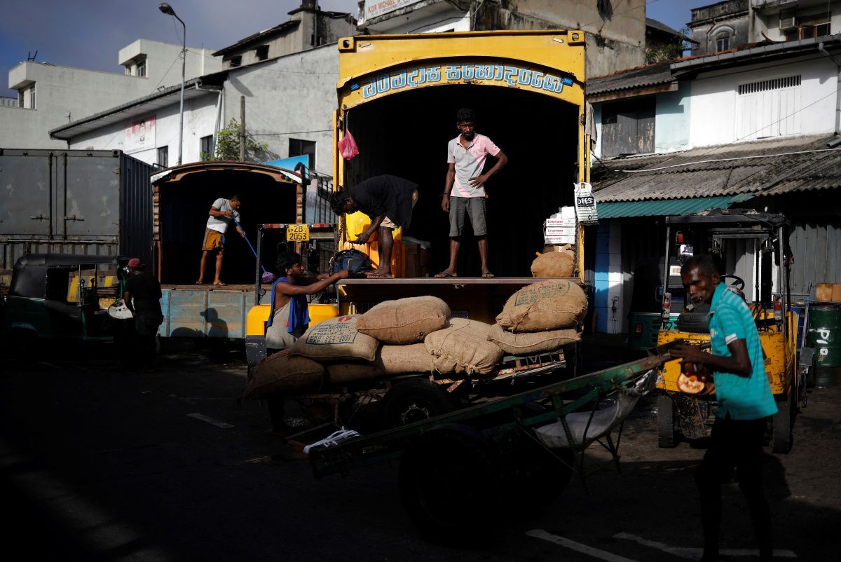 Sri Lanka Appeals For Farmers To Plant More Rice As Food Shortage Looms   Laborers Wait After Unloading Sacks Rice Wholesale Market Amid Countrys Economic Crisis 