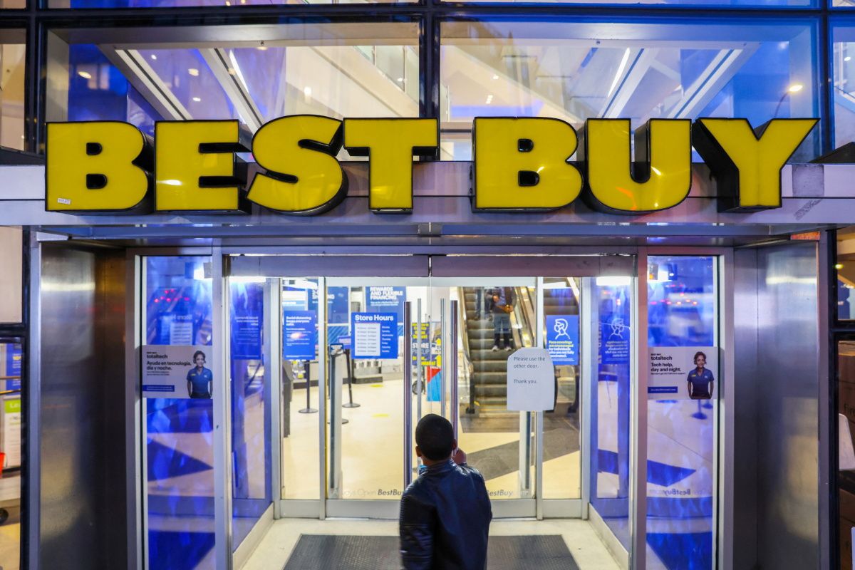 Best Buy Lowe s Cut Forecasts As Consumers Become More