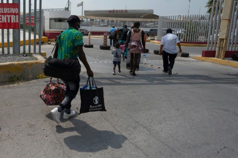 At Mexico-US Border, Migrants Pray Children Will Be Born In US