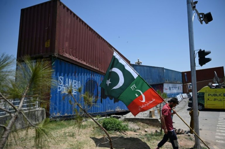 Police sources and opposition members say authorities have rounded up hundreds of PTI supporters ahead of a planned sit-in