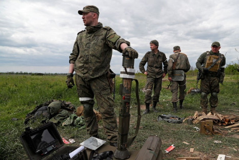 Service members of pro-Russian troops inspect an AT4 anti-tank launcher of the Ukrainian armed forces during Ukraine-Russia conflict outside the town of Svitlodarsk in the Donetsk region, Ukraine May 25, 2022. 