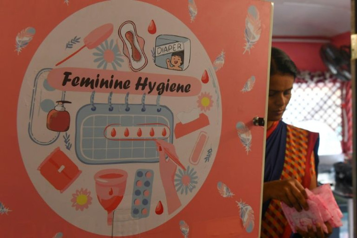 Placard à produits d'hygiène menstruelle à Pune (Inde), en février 2020