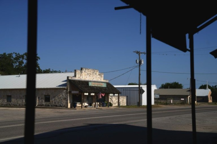 Main Street pada 26 Mei 2022 di pusat kota Utopia, Texas, tempat para guru pergi ke sekolah dengan senjata
