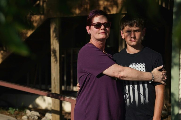 Sugar Bennett, usia 46, dan putranya Jason Bennett, usia 14, di luar Lost Maples Restaurant pada 26 Mei 2022 di Utopia, Texas