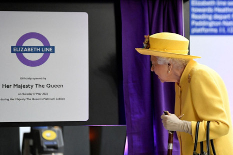 Britain's Queen Elizabeth unveils a plaque to mark the completion of the Elizabeth Line at Paddington Station in London, Britain, May 17, 2022. RUTERS/Toby Melville/File Photo