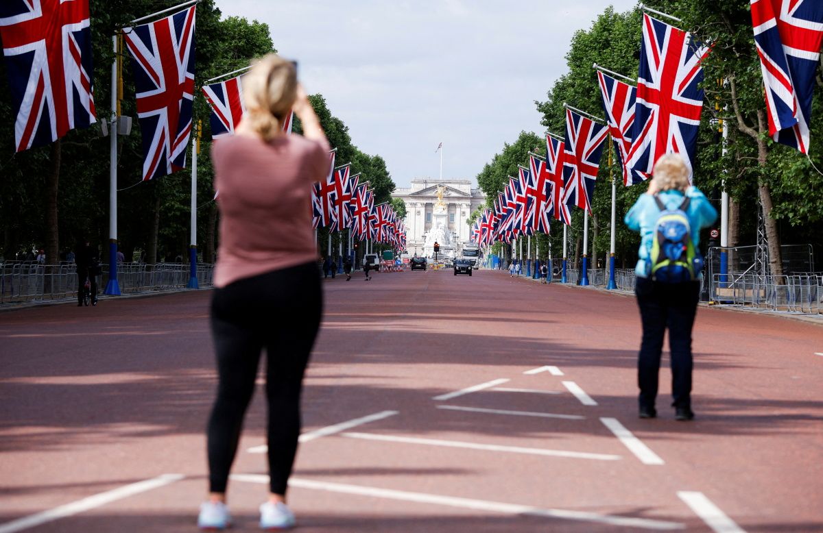 buckingham palace guard attacks tourist