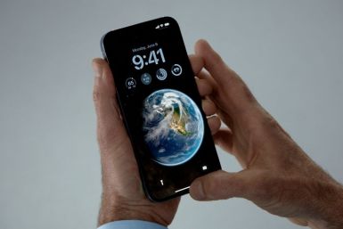 Apple?s senior vice president of software engineering Craig Federighi showcases iOS 16?s reimagined lock screen in this still image from the keynote video kicking off WWDC22 in Cupertino, California, U.S. released June 6, 2022.  Apple Inc./Handout via REU