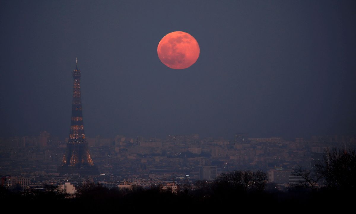 She Is Not Well Reports Say Eiffel Tower Needs Urgent Repairs Before   Moon Rises Behind Eiffel Tower During Nationwide Curfew 6 Pm 6 M Due Tighter Measures 