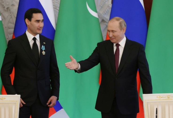 Putin (r) with Turkmenistan's President Serdar Berdymukhamedov at a press confeence in Moscow