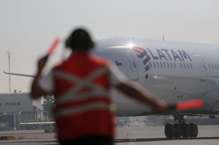 A passenger plane arrives at the Arturo Merino Benitez International Airport in Santiago, Chile May 26, 2020.