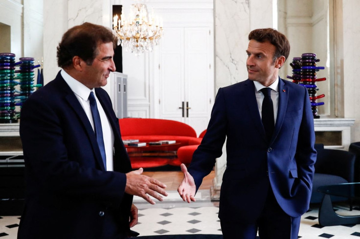 French President Emmanuel Macron shakes hands with Christian Jacob, head of the French conservative party Les Republicains (LR), after their meeting at the Elysee Palace in Paris, France, June 21, 2022. Mohammed Badra/Pool via REUTERS