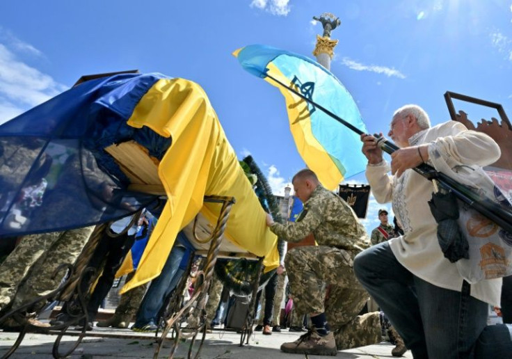 Ukrainian servicemen mourn their comrade Oleh Kutsyn, killed during the war against Russia, during a funeral ceremony at Kyiv's "Maidan" Independence Square