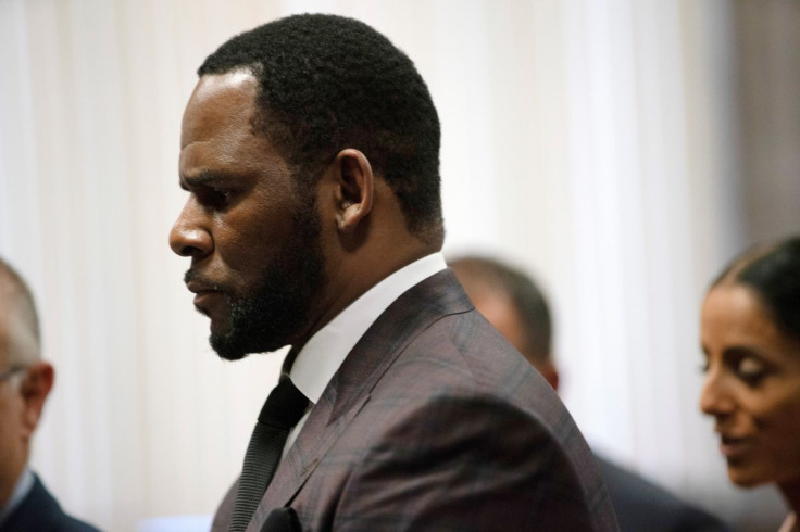 R. Kelly appears for a hearing at Leighton Criminal Court Building in Chicago, Illinois, U.S., June 26, 2019.    E. Jason Wambsgans/Chicago Tribune/Pool via REUTERS