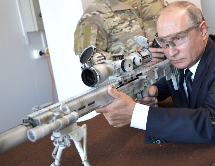 Russian President Vladimir Putin aims a Chukavin sniper rifle SVCh-308 by Russian firearms maker Kalashnikov Concern at Patriot military theme park outside Moscow, Russia September 19, 2018.  Sputnik/Alexei Nikolsky/Kremlin via REUTERS 