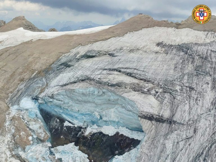 The glacier collapsed on the mountain of Marmolada, the highest in the Italian Dolomites