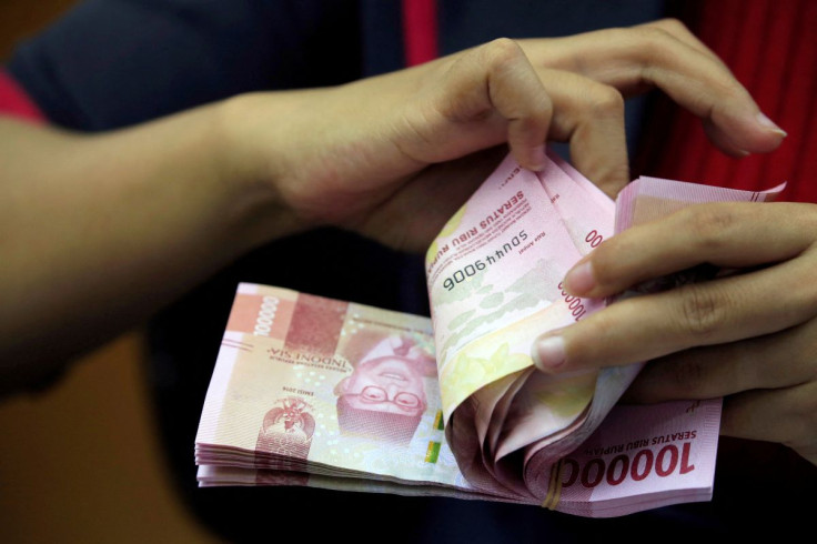 An employee counts Indonesian rupiah banknotes at a currency exchange office in Jakarta, Indonesia October 23, 2018. 