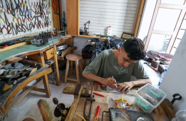 Young Libyans are studying the art