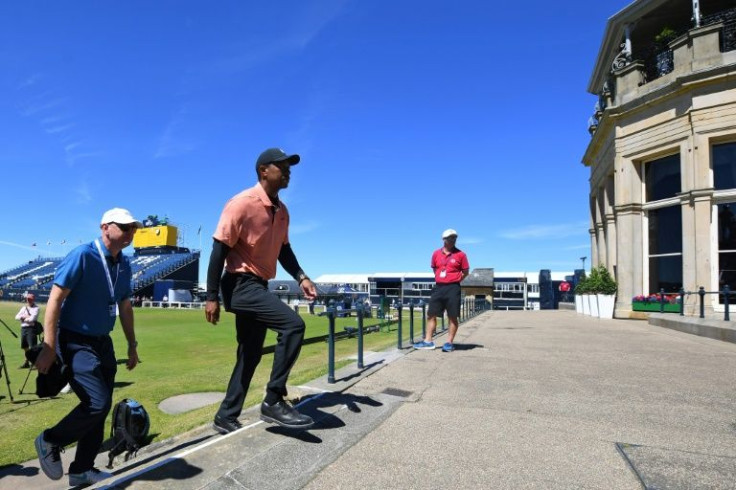 Tiger Woods meninggalkan lapangan setelah menyelesaikan putaran latihan di St Andrews pada hari Minggu