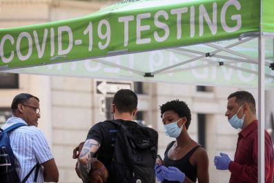 People wait to take coronavirus disease (COVID-19) tests at a pop-up testing site in New York City, U.S., July 11, 2022.  
