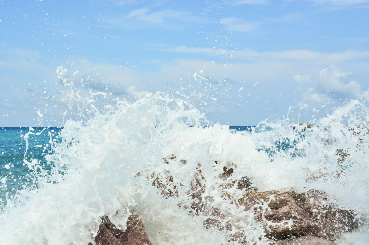 wave-4329599_1280
