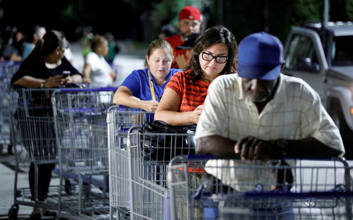 https://d.ibtimes.com/en/full/3575469/shoppers-wait-line-sams-club-store-kissimmee-florida-us-august-30-2019.jpg