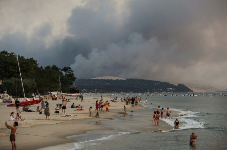 Smoke threatens the beaches close to the forest fire at southwest France's La Teste-de-Buch