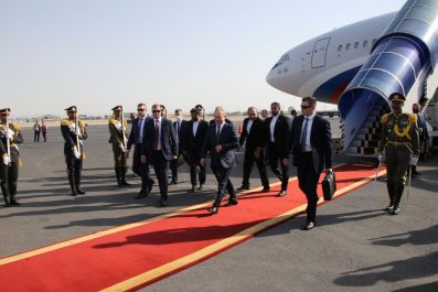 Russian President Vladimir Putin takes part in a welcoming ceremony at an airport upon his arrival in Tehran, Iran July 19, 2022. Sputnik/Konstantin Zavrazhin/Pool via REUTERS â¨