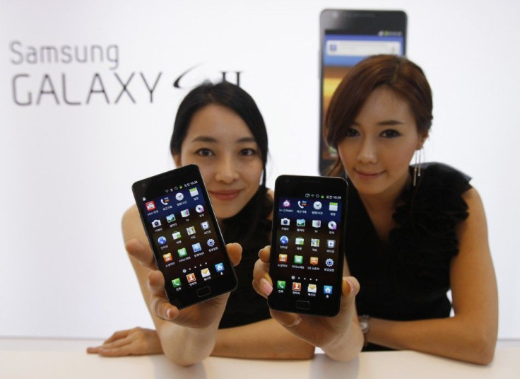 Models pose with Samsung Electronics' new smartphone Galaxy S II in Seoul