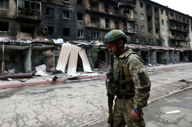 Pasukan Rusia menekan lebih dalam ke zona perang Donbas di Ukraina timur, menghancurkan kota-kota seperti Siversk di sepanjang jalan