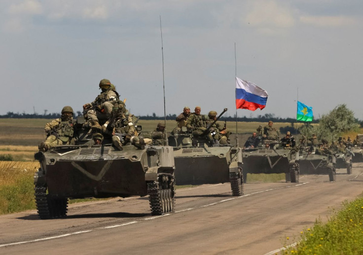 Konvoi lapis baja pasukan Rusia melaju di bagian wilayah Zaporizhzhia yang dikuasai Rusia, Ukraina, 23 Juli 2022.  