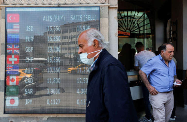 People change money at a currency exchange office in Istanbul, Turkey May 17, 2022.