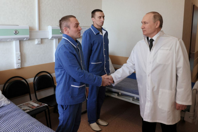 Russian President Vladimir Putin visits soldiers wounded during the conflict inÂ Ukraine at the Mandryk Military Clinical Hospital in Moscow, Russia May 25, 2022. Sputnik/Mikhail Metzel/Pool via REUTERS 