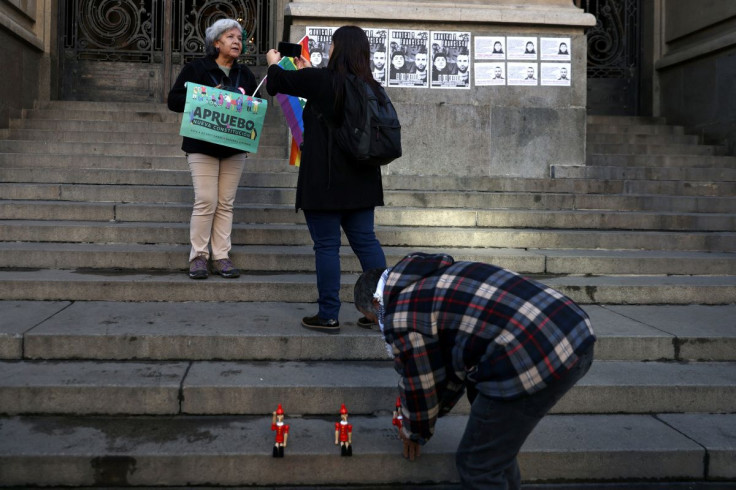 A demonstrator holds placard reading 'I approve, new constitution' after gathering to show support for the new constitution ahead of the upcoming September 4th referendum, where Chileans will vote to approve or reject the proposed of new constitution, in