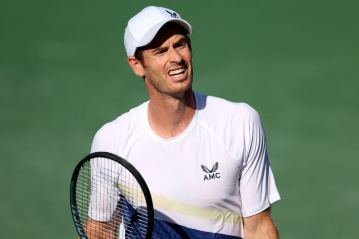 Petenis Inggris Andy Murray bereaksi selama kekalahannya pada hari Senin dari petenis Swedia Mikael Ymer di ATP Washington Open