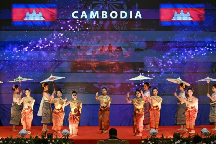 Penari Kamboja tampil pada upacara pembukaan Pertemuan Menteri Luar Negeri Perhimpunan Bangsa-Bangsa Asean Tenggara (ASEAN) ke-55 di Phnom Penh