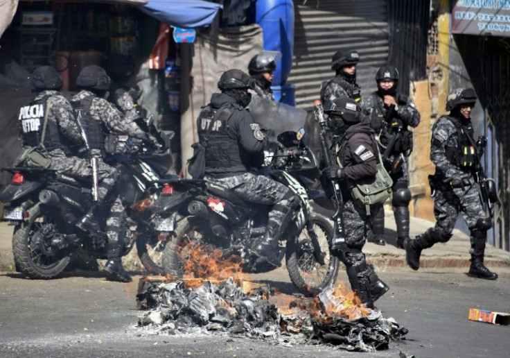 Polisi anti huru hara bentrok dengan petani daun koka selama pawai protes di La Paz, pada 2 Agustus 2022