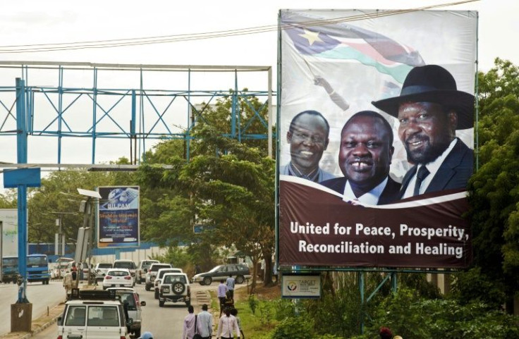 April 2016: Machar, tengah, dan Kiir, kanan, menyampaikan pesan persatuan