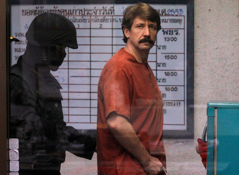 Alleged arms smuggler Viktor Bout from Russia is escorted by a member of the special police unit as he arrives at a criminal court in Bangkok October 4, 2010. Thailand's criminal court held a hearing today on a second case lodged against Bout. 