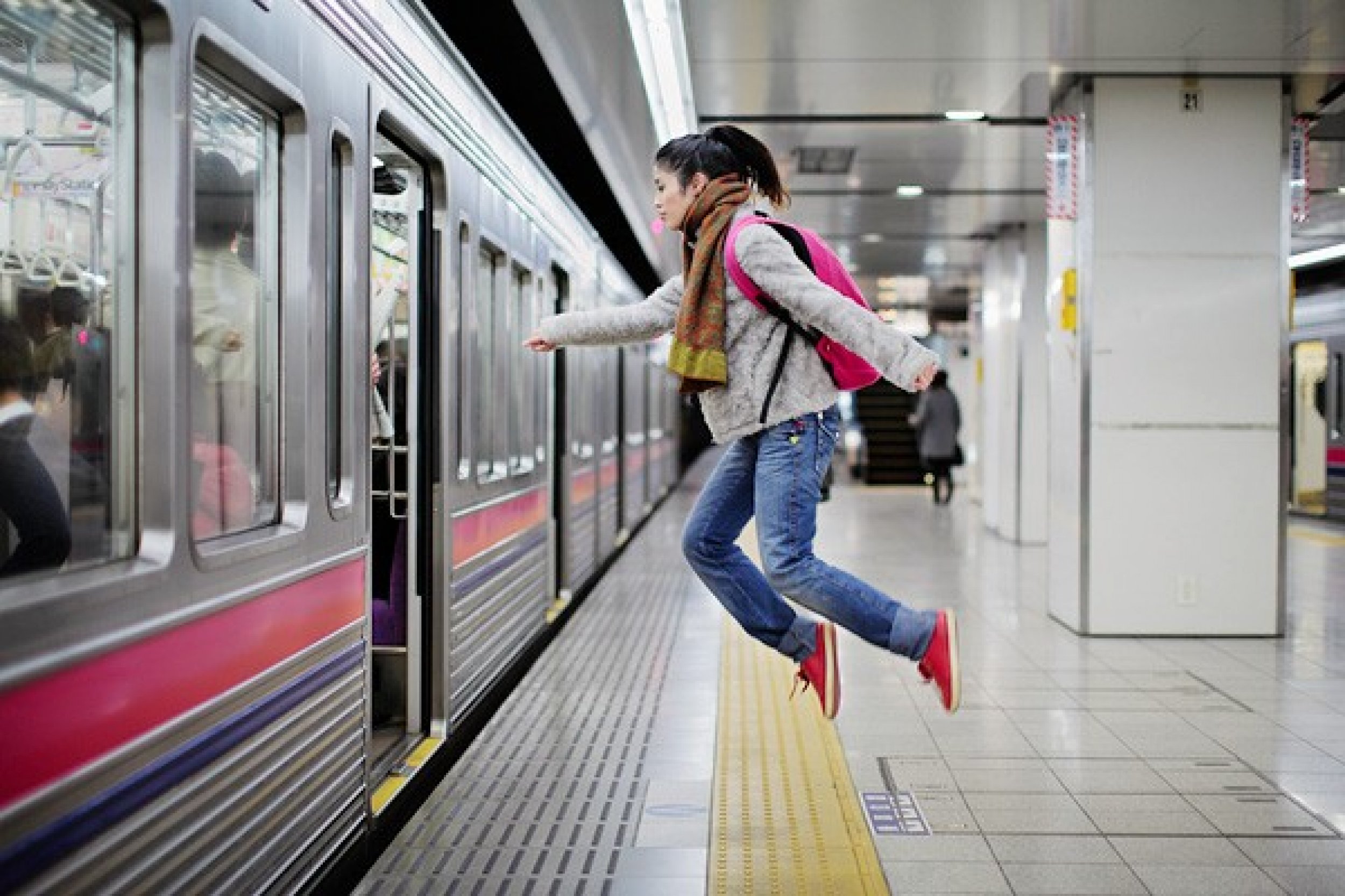 Опоздал на поезд. Natsumi Hayashi. Успеть на поезд. Человек торопится на поезд. Человек опаздывает на поезд.
