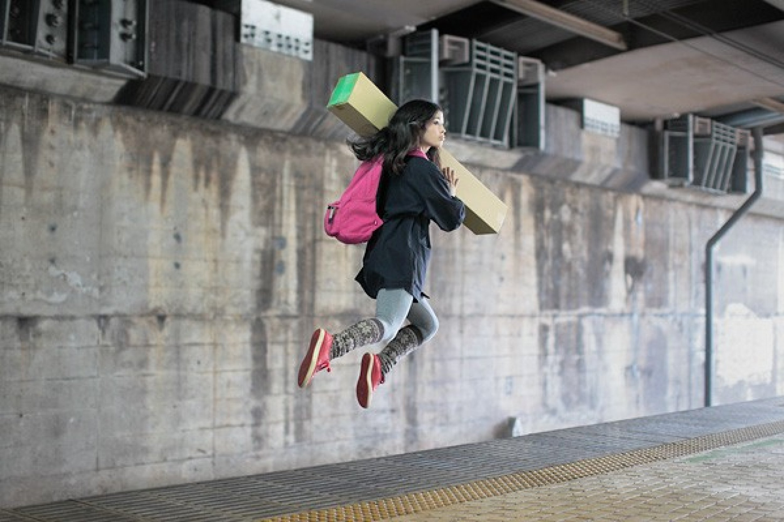 Люди не умеют летать. Natsumi Hayashi. Левитирующие девушки Натсуми Хаяши. Человек в воздухе. Девушка висит в воздухе.