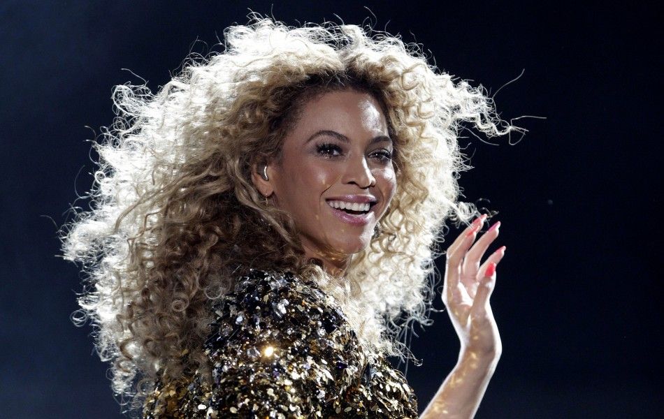 Beyonce performs on the Pyramid stage on the last day of the Glastonbury Festival in Somerset June 26, 2011.