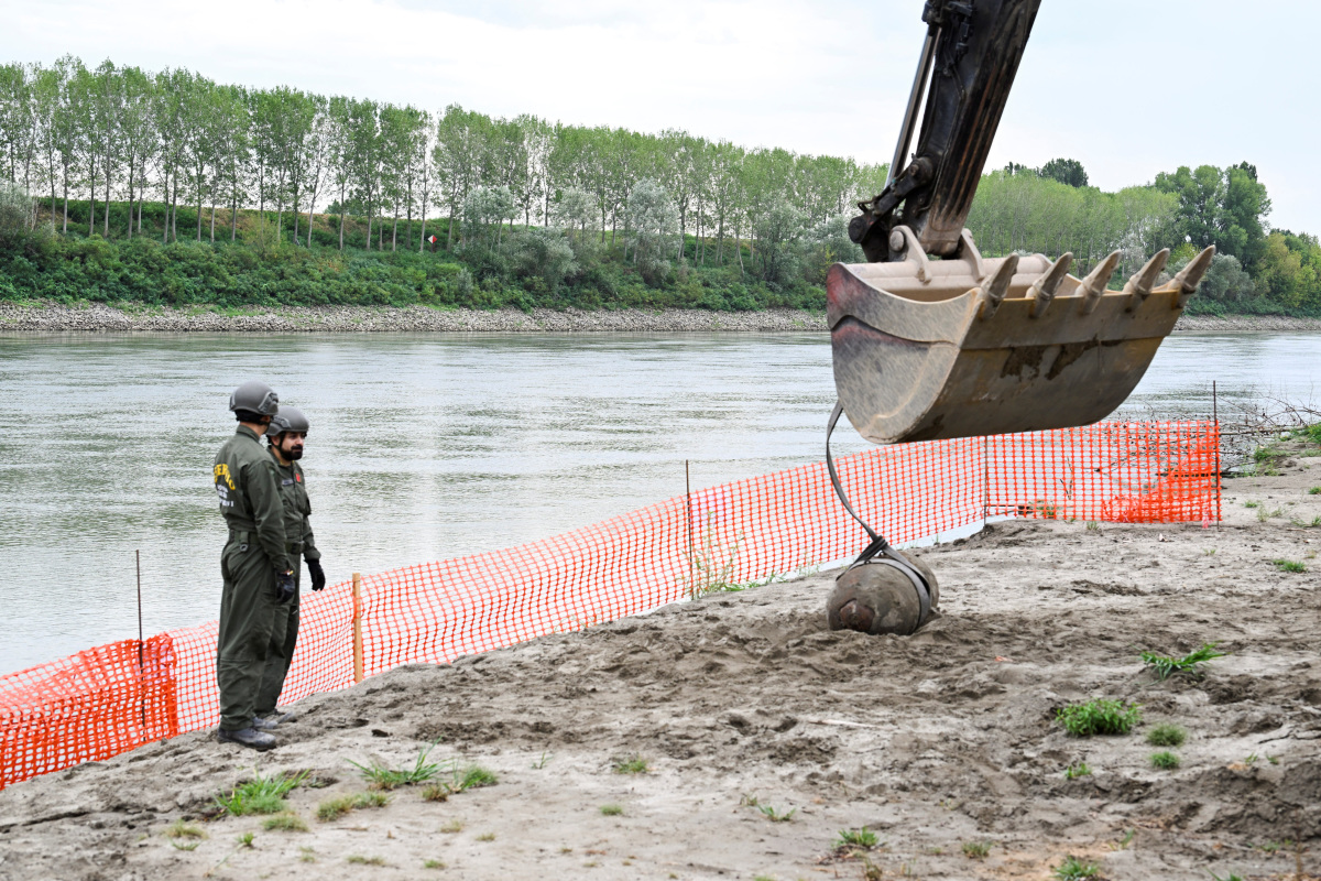 WW2 Bomb Revealed In Drought Hit Waters Of Italy S River Po IBTimes   Dried River Po Suffering Worst Drought 70 Years 