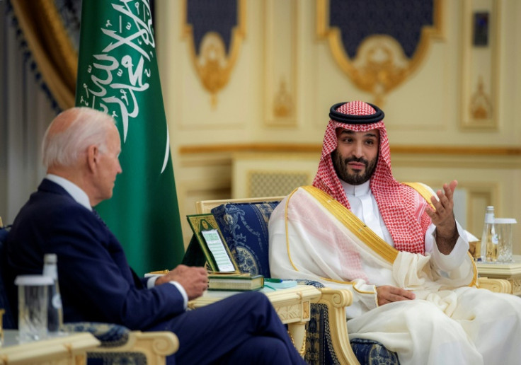 Putra Mahkota Saudi Mohammed bin Salman (kanan) bertemu dengan Presiden AS Joe Biden di Istana Al-Salam di kota pelabuhan Laut Merah Jeddah