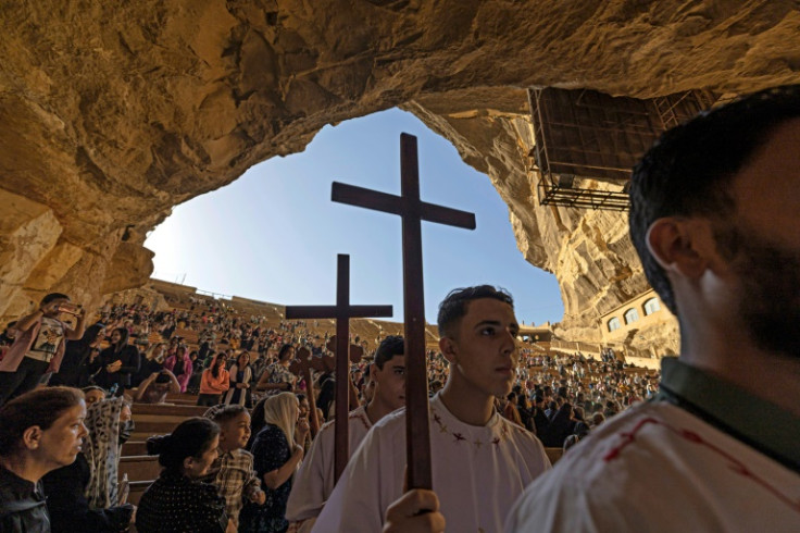 Gambar file yang memperlihatkan umat Kristen Ortodoks Koptik menjalankan salat Jumat Agung di Biara Saint Simon, juga dikenal sebagai Gereja Gua, di gunung Mokattam di ibu kota Mesir, Kairo, pada 22 April 2022.